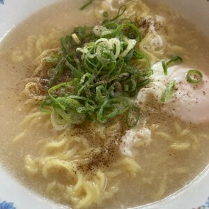 半熟卵のせとんこつラーメン